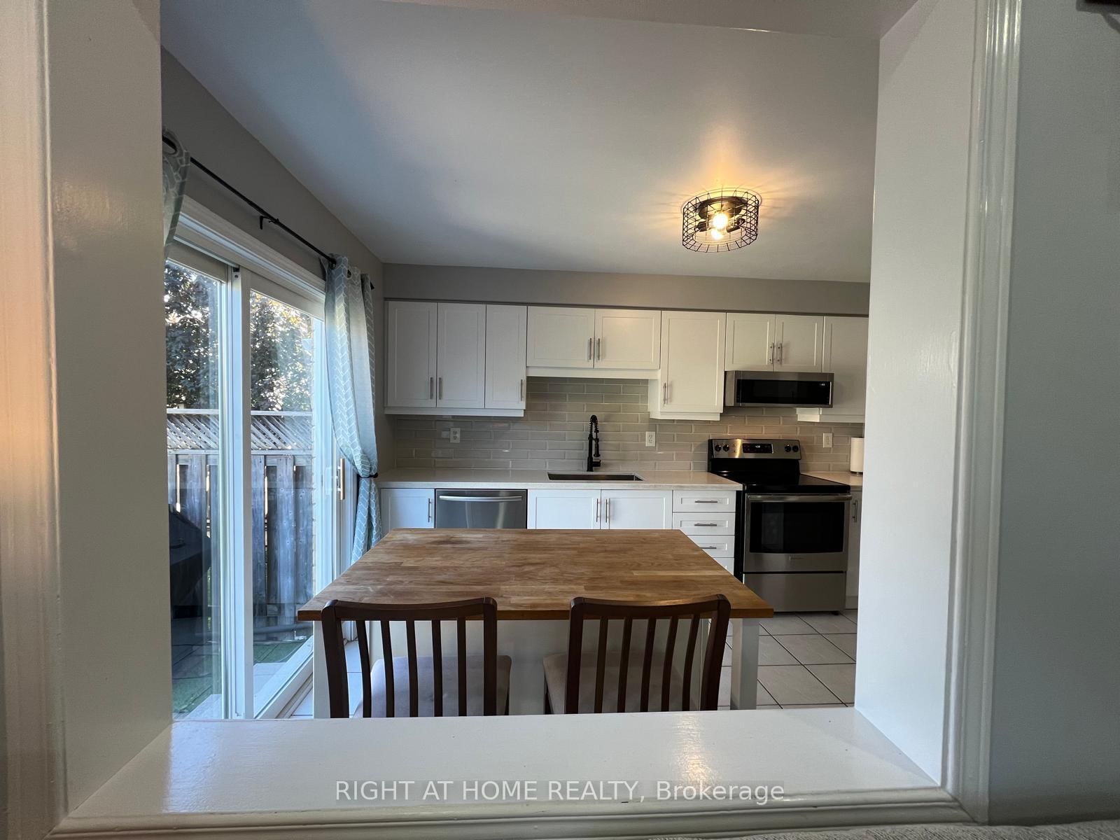 1064 BARCLAY Circle • Milton, ON photo 8