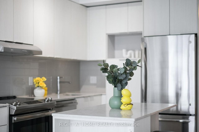 1602 - 2520 Eglinton Avenue W