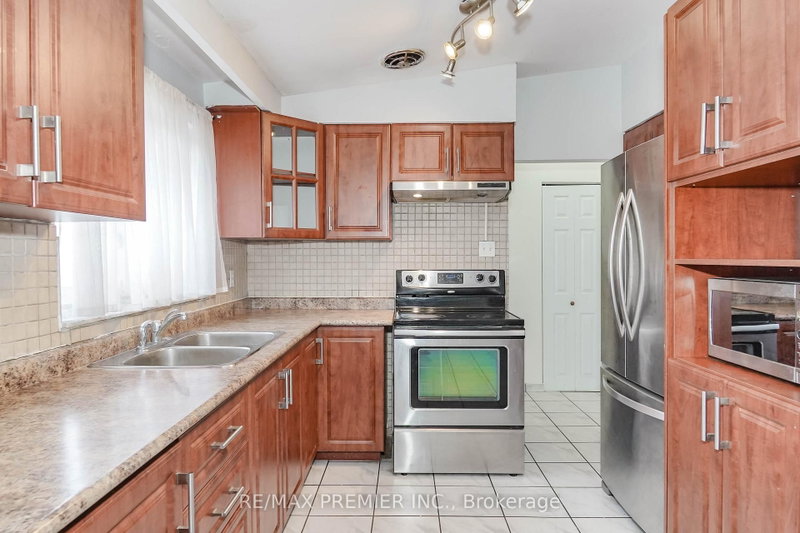 14 Yatescastle Toronto,ON M3L 2B8 — Photo 15