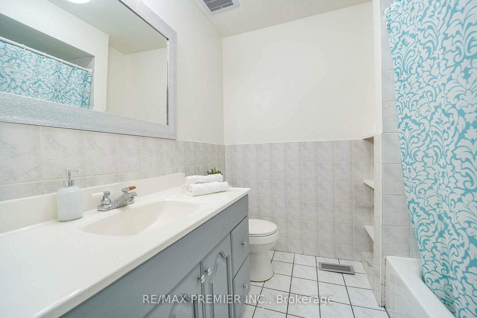 14 Yatescastle Drive • Toronto, ON photo 19