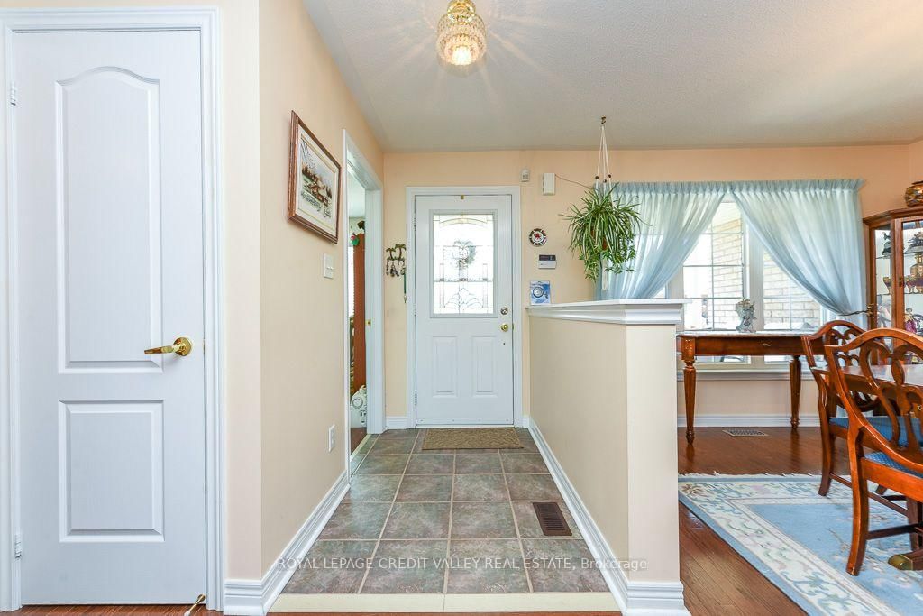6 Ballerina Gardens • Brampton, ON photo 4