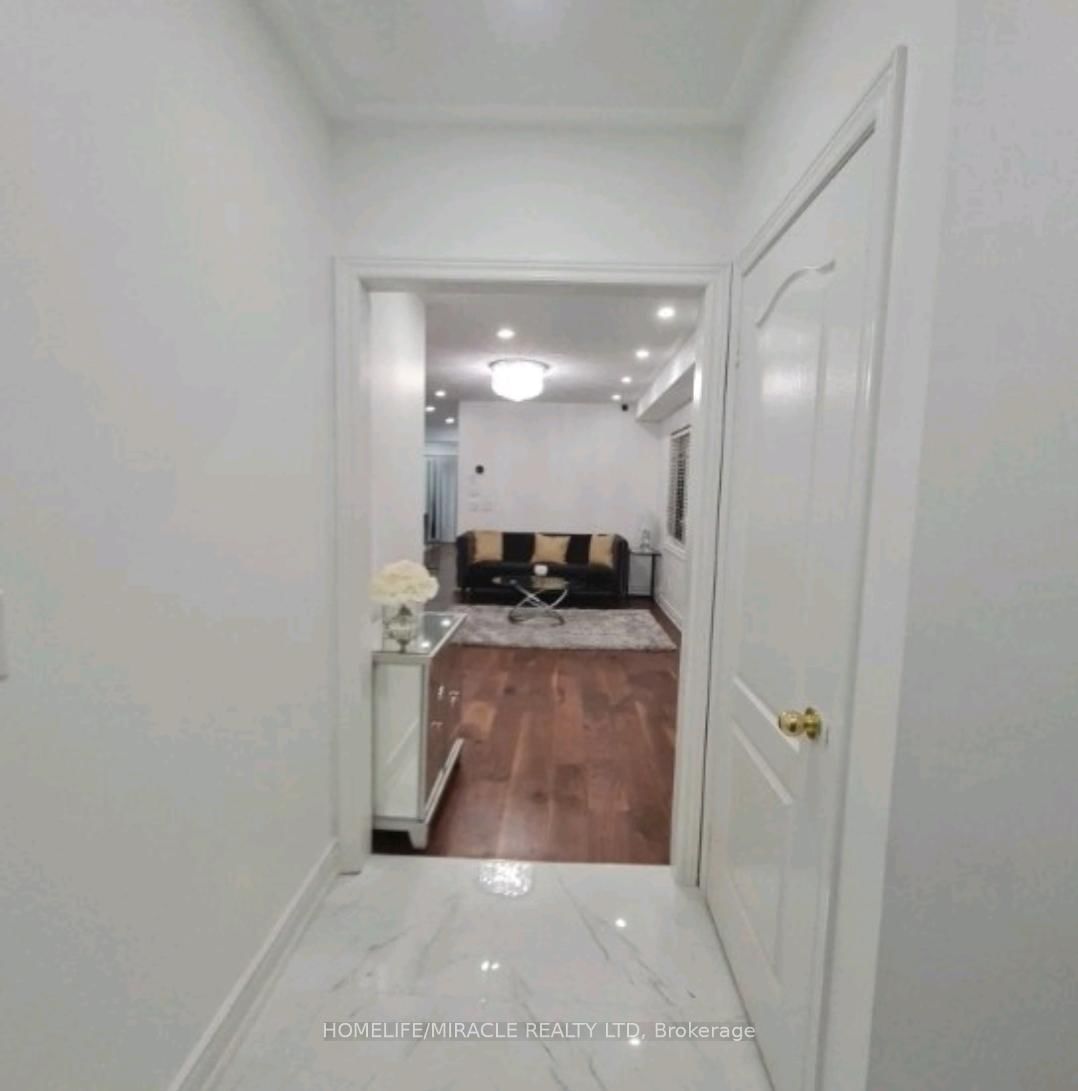 7153 Village Walk • Mississauga, ON photo 2