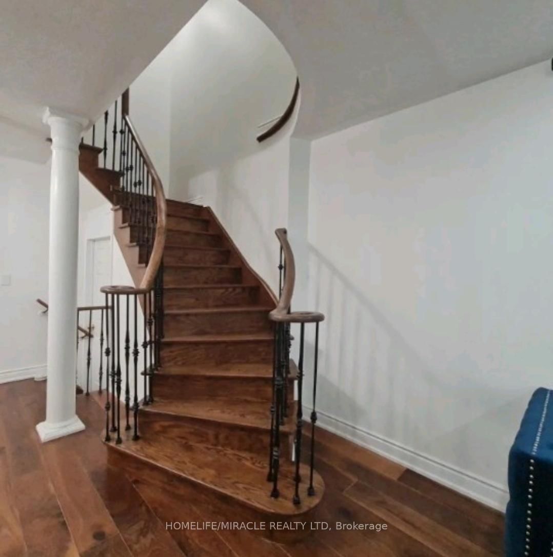 7153 Village Walk • Mississauga, ON photo 7