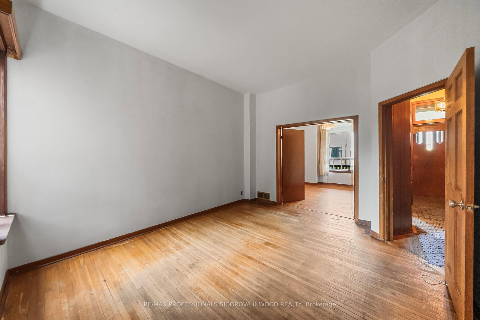44 Golden Avenue • Toronto, ON photo 9
