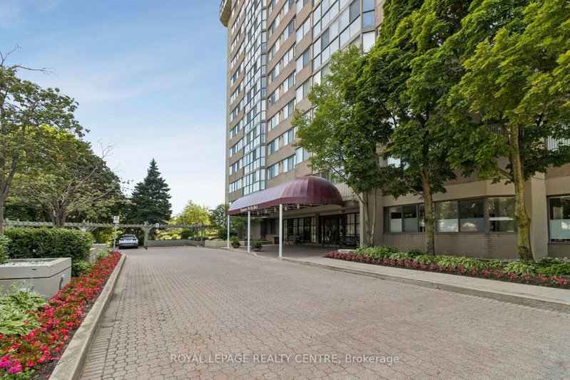 1006 - 880 Dundas Street W