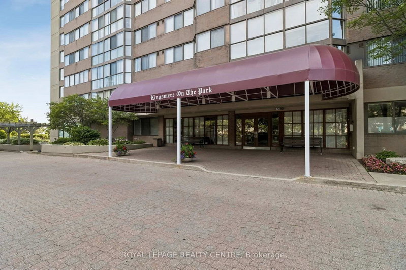 1006 - 880 Dundas Street W