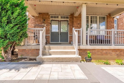 32 Orangeblossom Trail • Brampton, ON photo 5