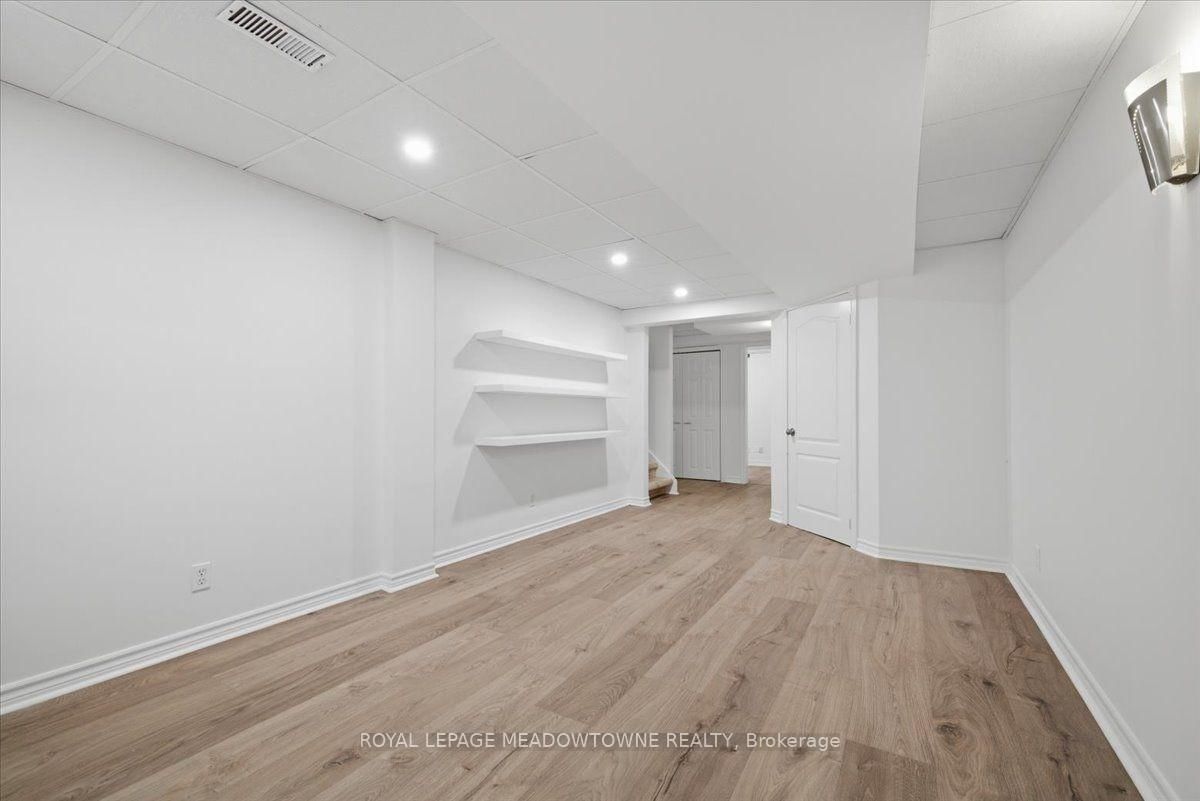2068 Broadleaf Crescent • Burlington, ON photo 32