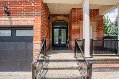 47 Legendary Circle • Brampton, ON photo 3
