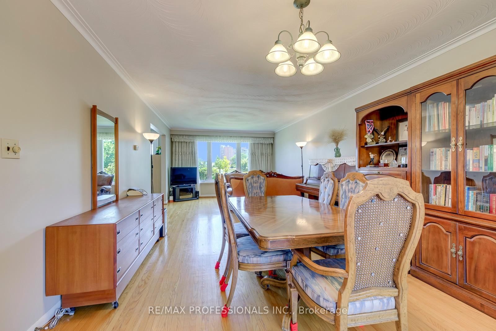 256 Wellesworth Drive • Toronto, ON photo 6