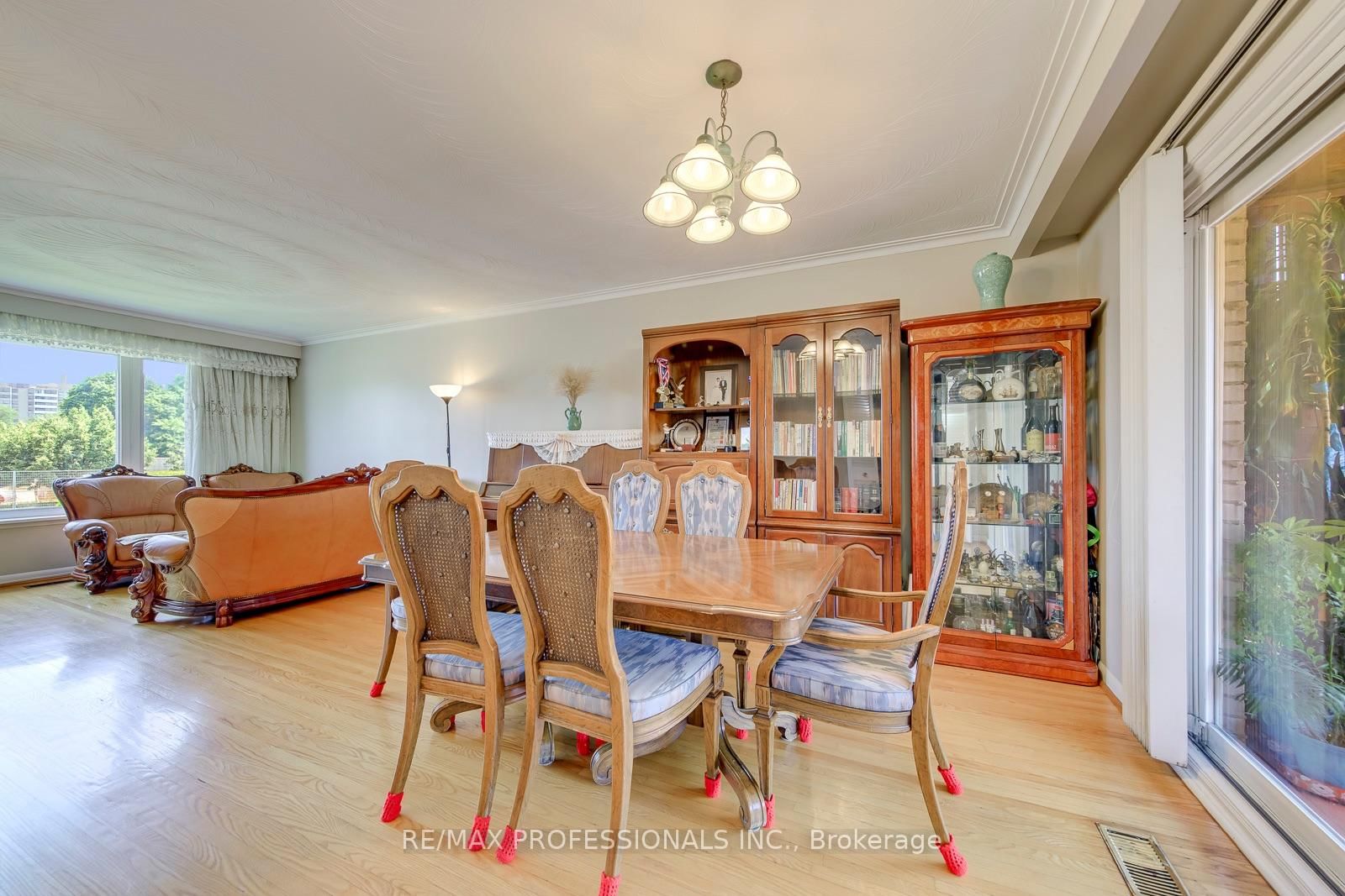 256 Wellesworth Drive • Toronto, ON photo 7