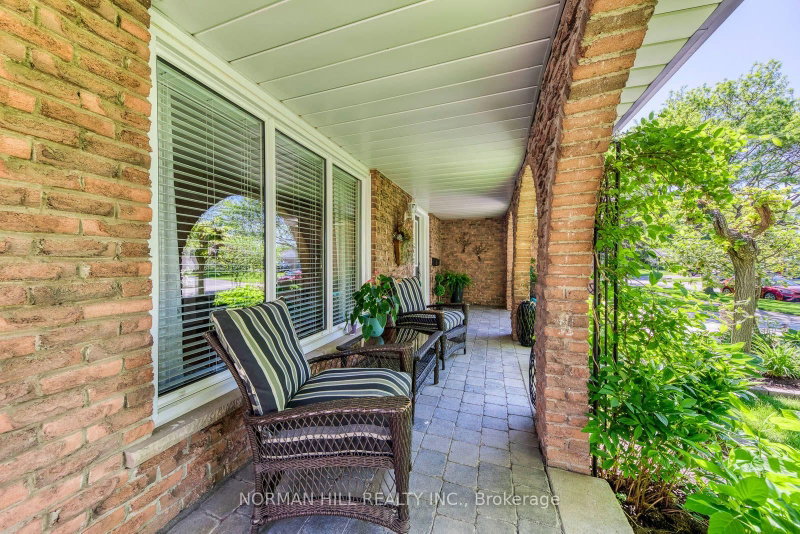 2491 Woburn Cres photo 4