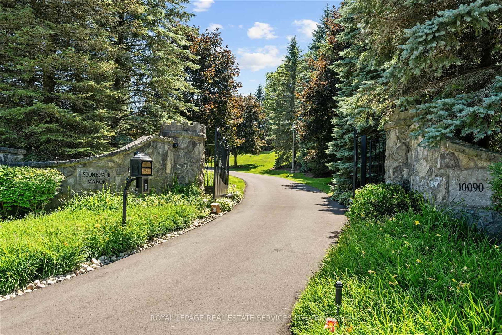 10090 Pineview Trail • Milton, ON photo 2
