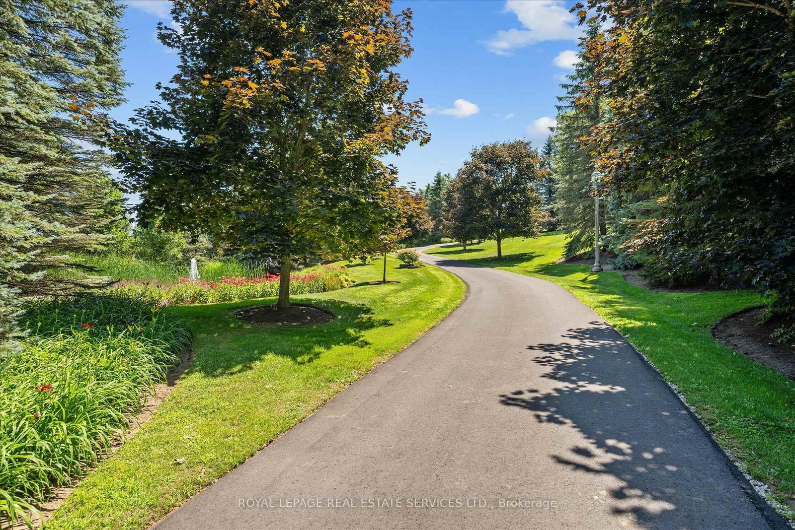 10090 Pineview Trail • Milton, ON photo 3