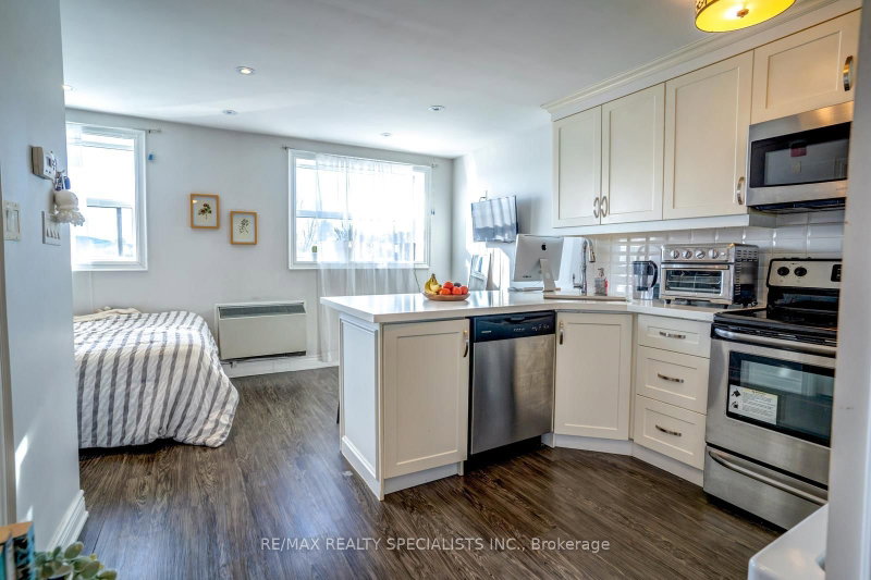 6 - 6 Brant Street