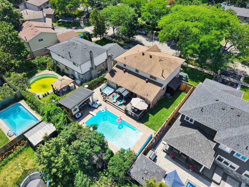 608 Moorelands Crescent