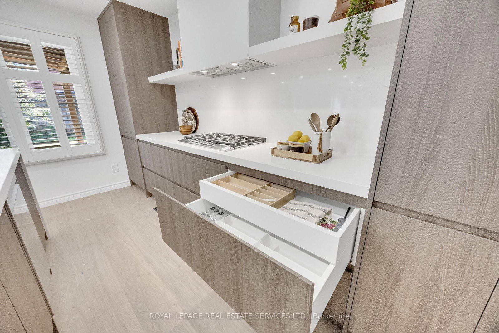2048 Sixth Line • Oakville, ON photo 11