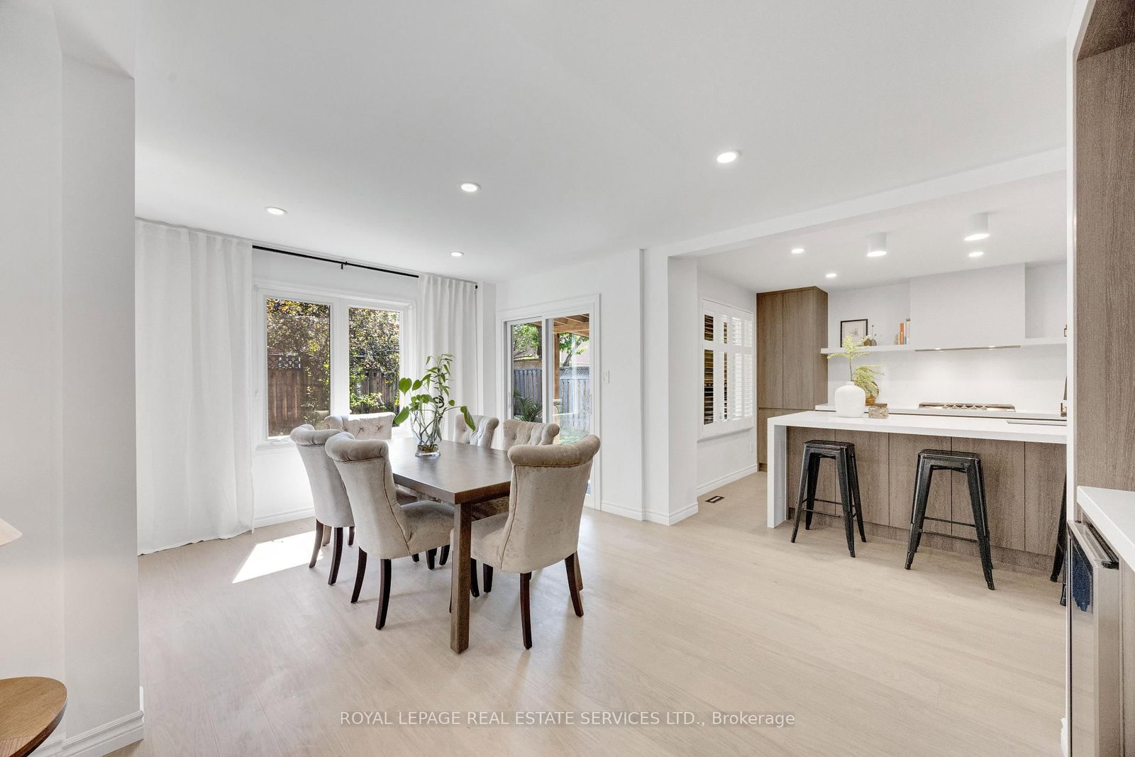 2048 Sixth Line • Oakville, ON photo 12