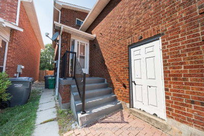 34 Clarridge Court • Brampton, ON photo 4