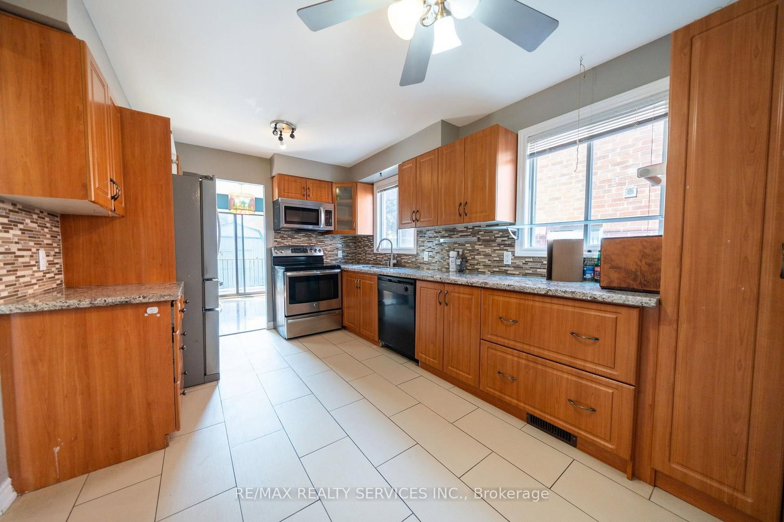 34 Clarridge Court • Brampton, ON photo 9