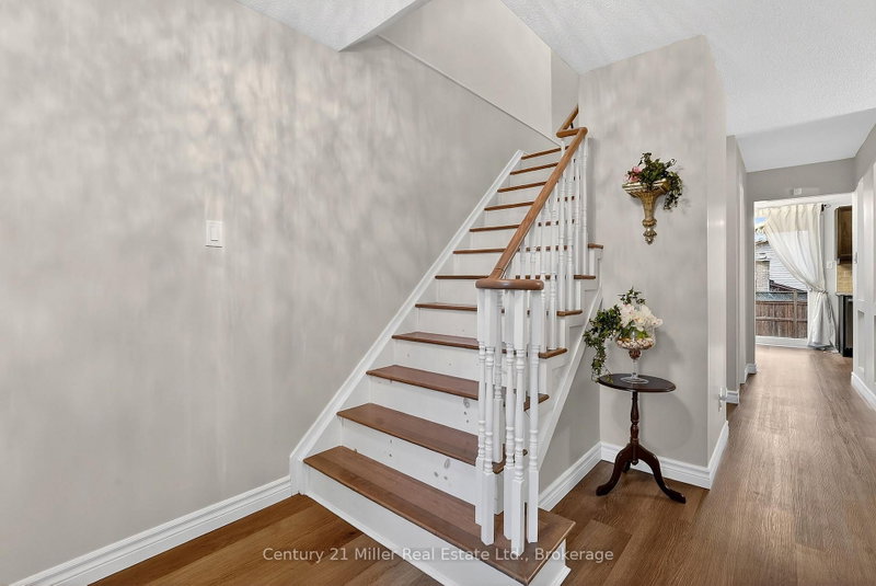 2451 Malcolm Cres photo 4