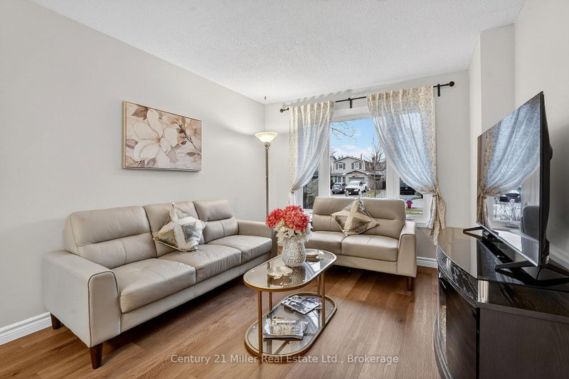 2451 Malcolm Cres photo 5