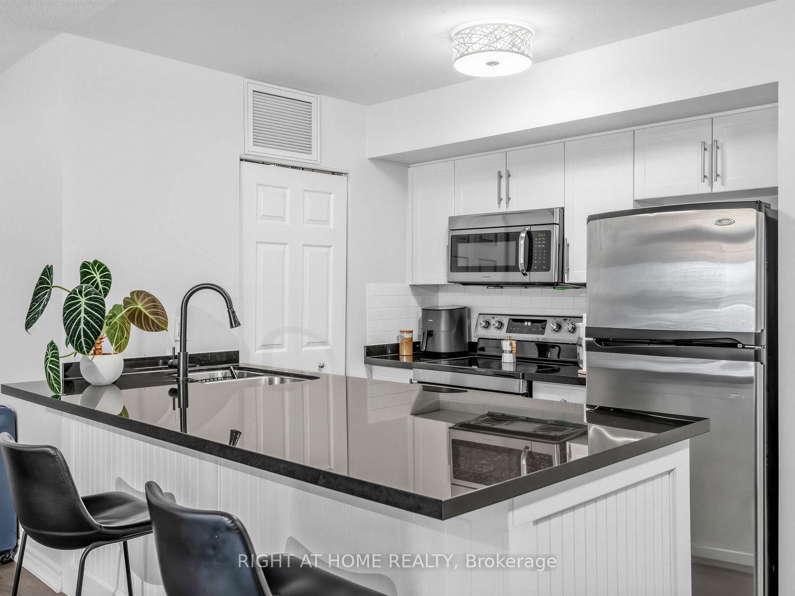 95 The Queensway • #61 • Toronto, ON photo 7