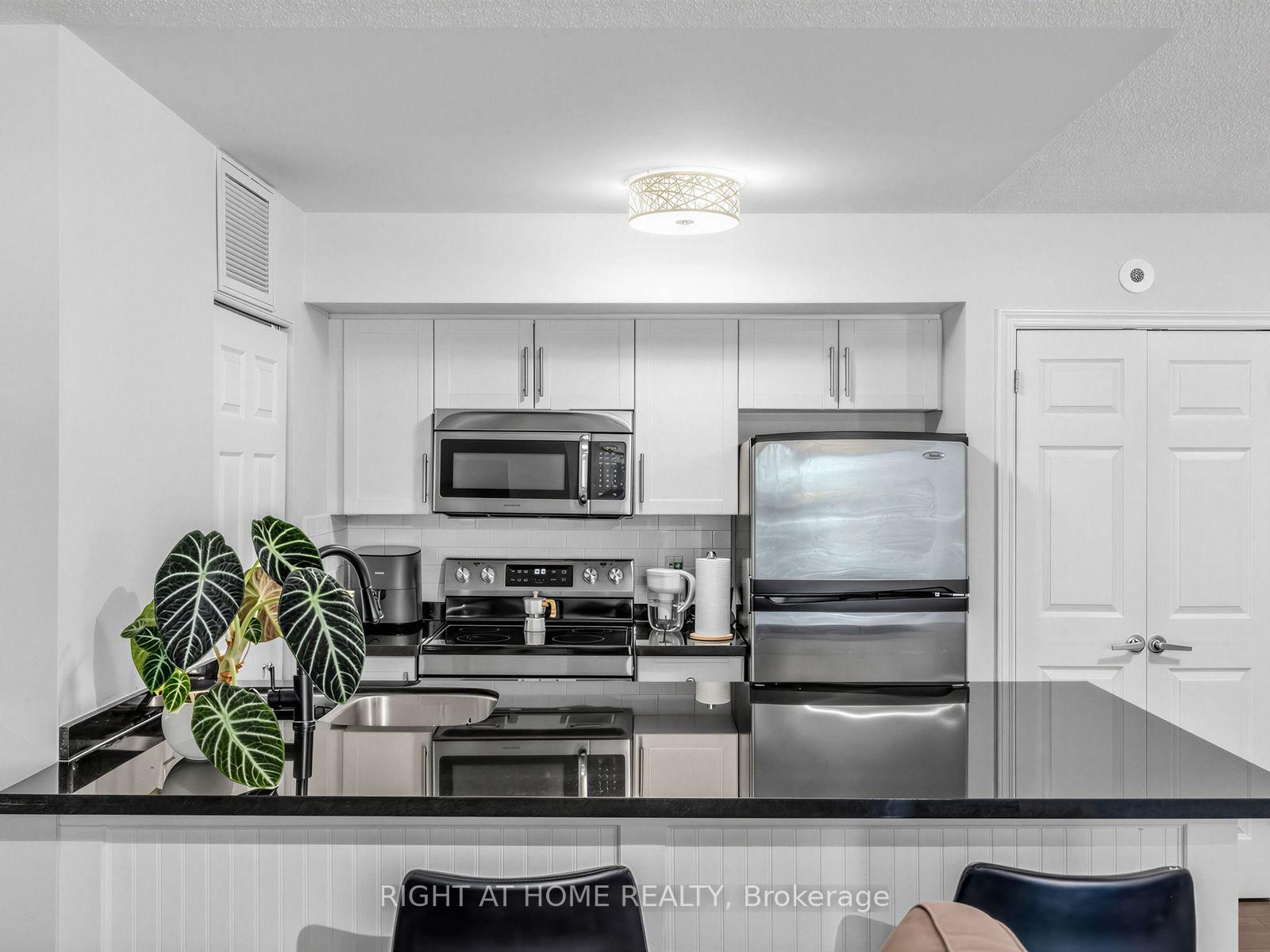95 The Queensway • #61 • Toronto, ON photo 9