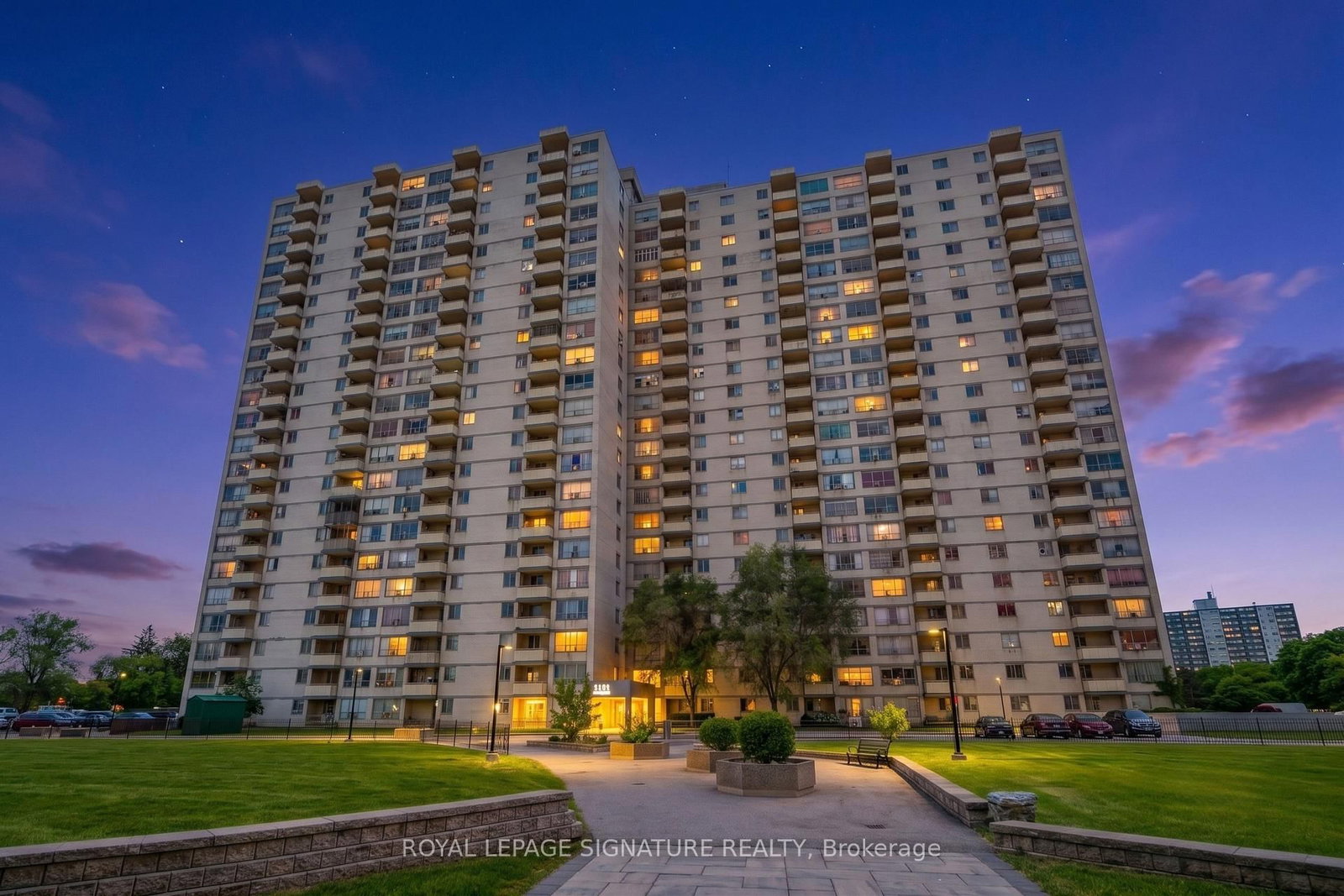 1008-340 Dixon Road, Toronto, ON