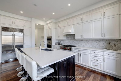 1416 Ford Strathy Crescent S • Oakville, ON photo 9