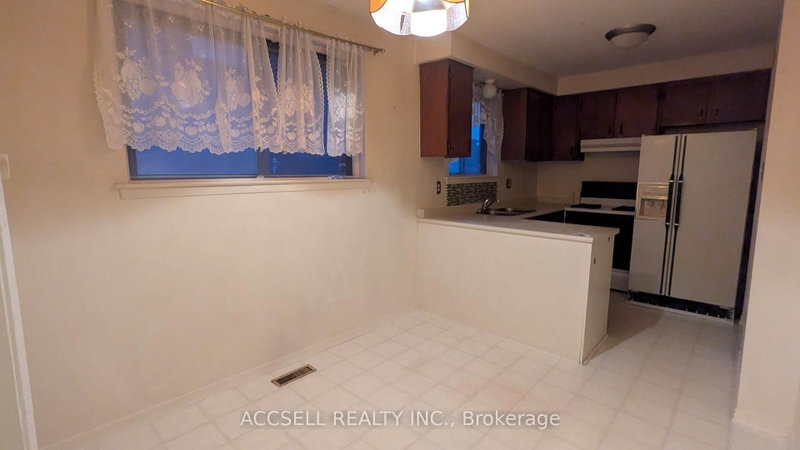 1055 Claredale Mississauga,ON L5G 1T5 — Photo 4