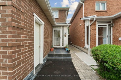 44 Adam Street • Brampton, ON photo 3