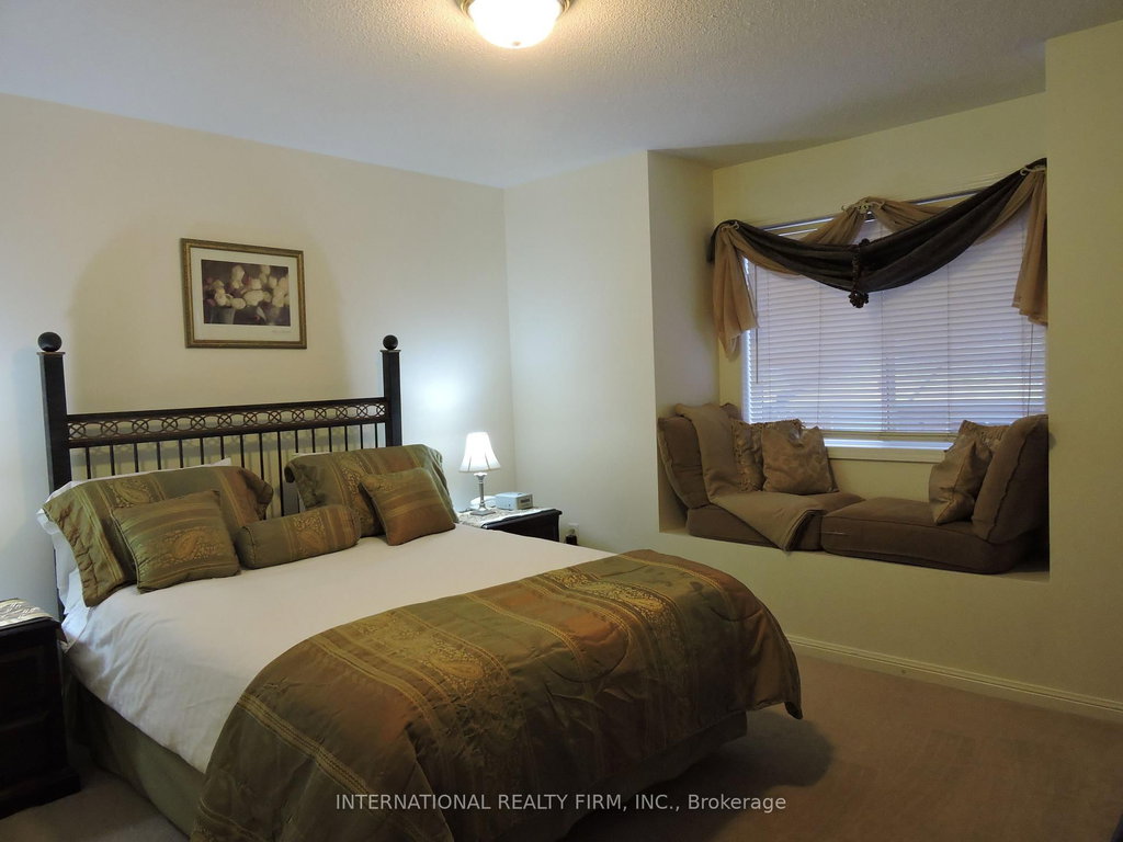 2453 Baintree Crescent 3