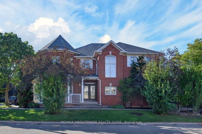 2201 Lapsley Crescent • Oakville, ON photo 3