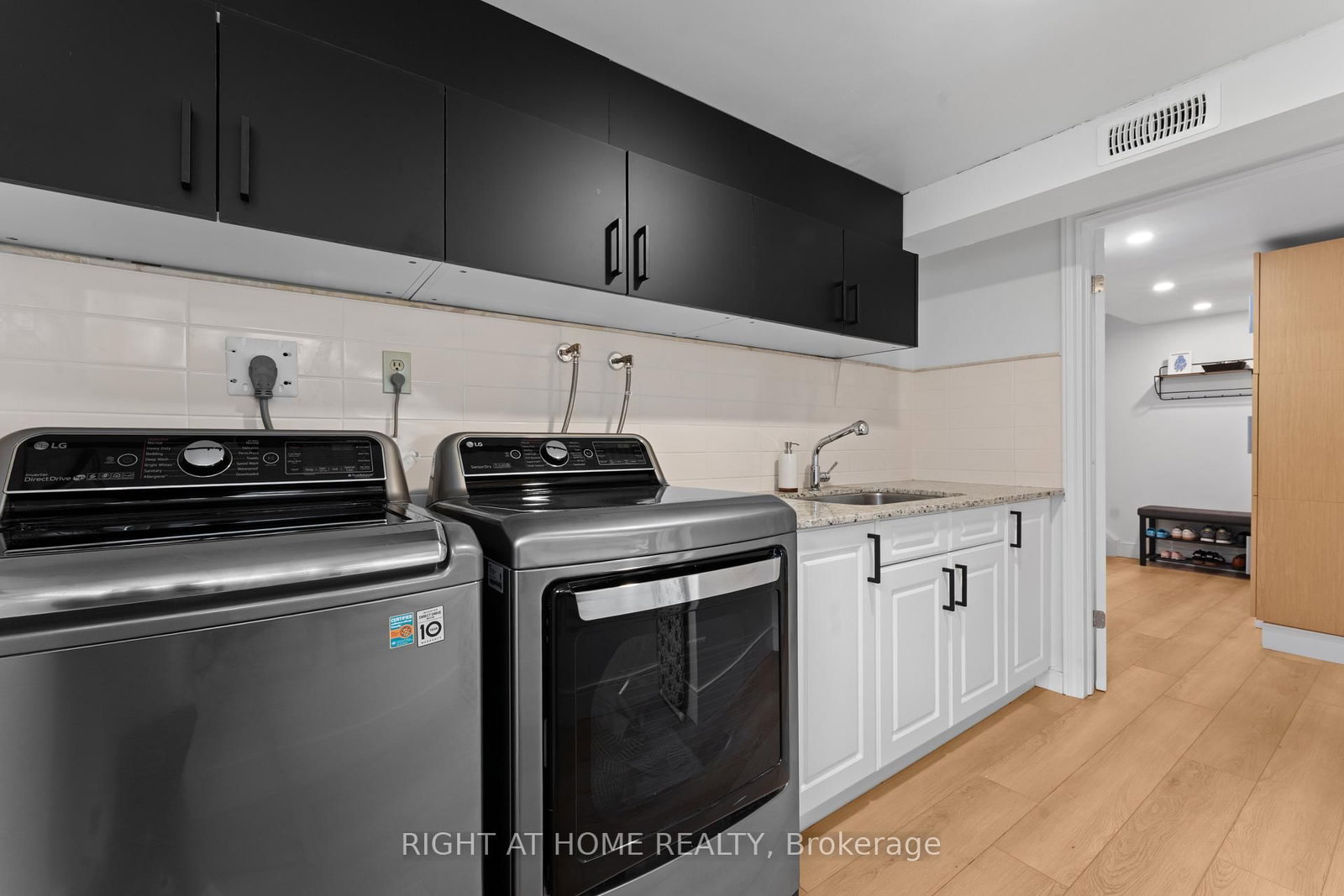 10 Wingrove Hill • Toronto, ON photo 44