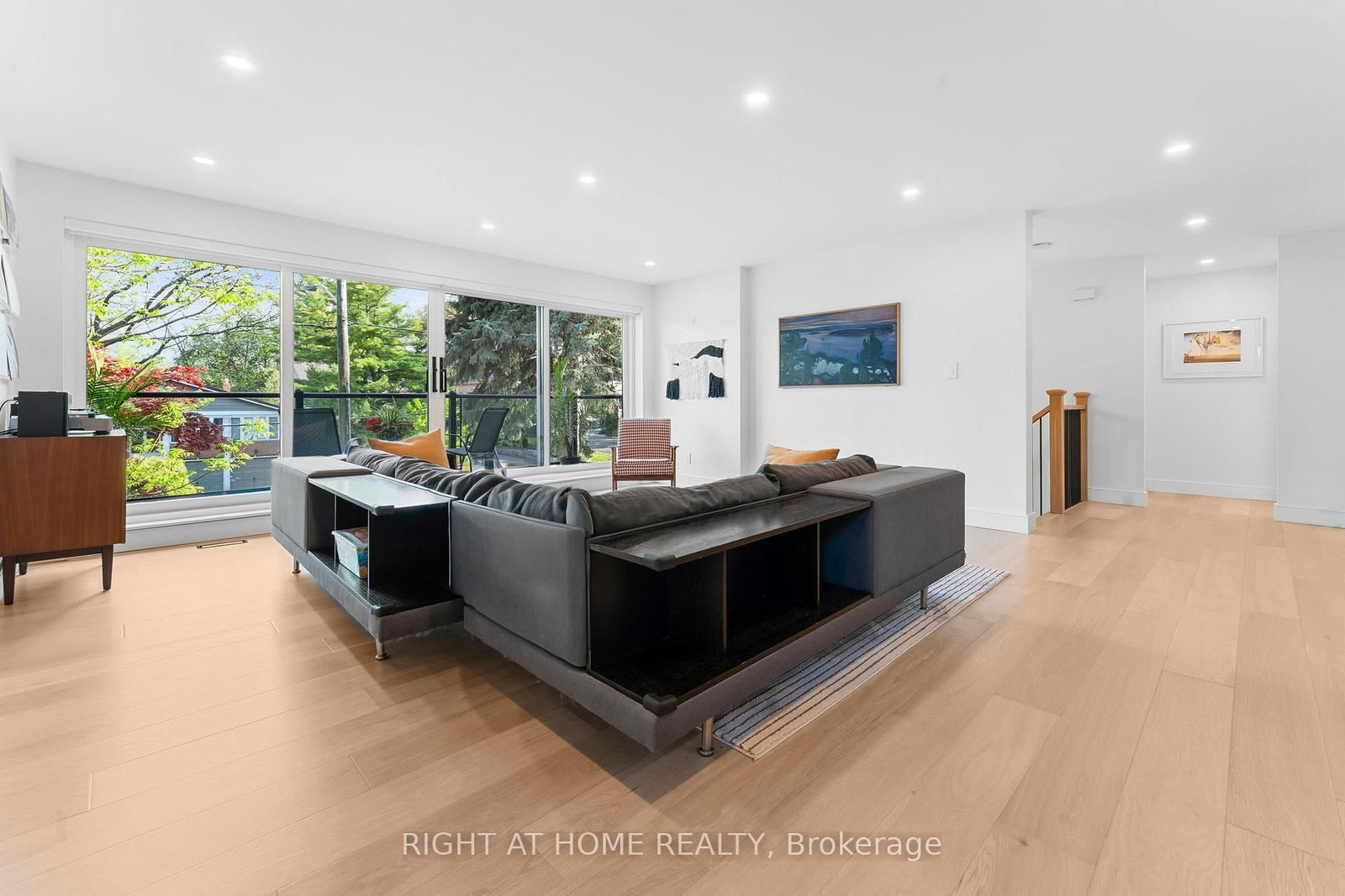 10 Wingrove Hill • Toronto, ON photo 6