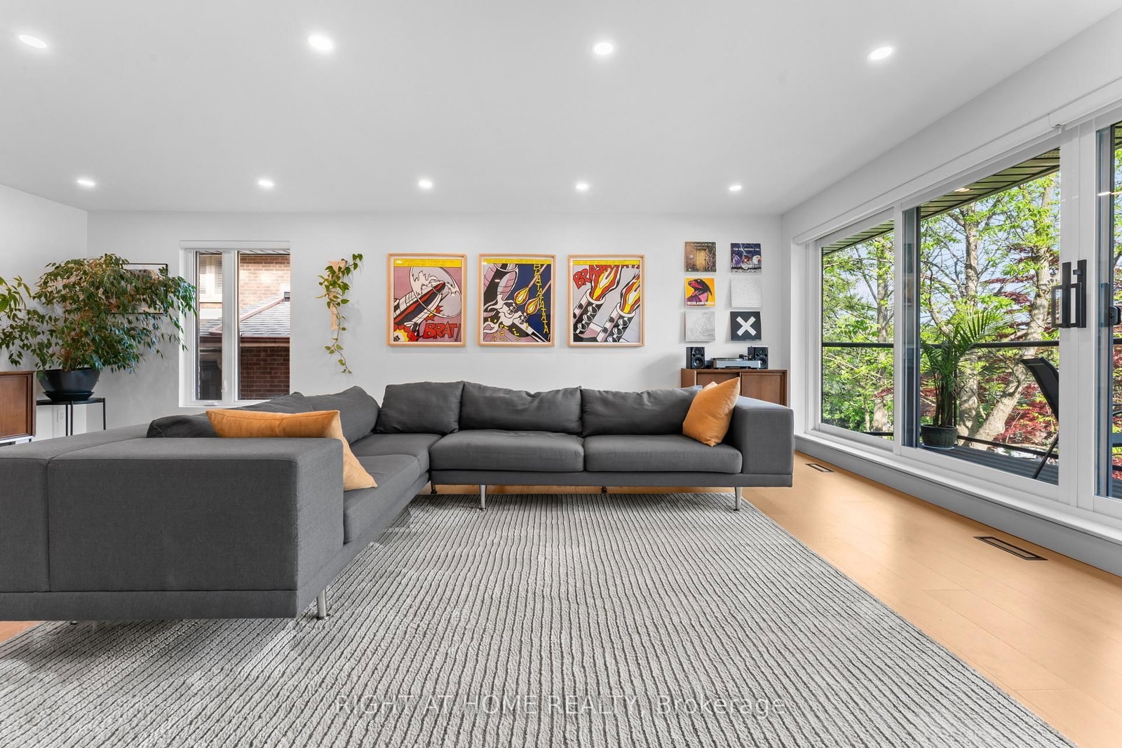 10 Wingrove Hill • Toronto, ON photo 8