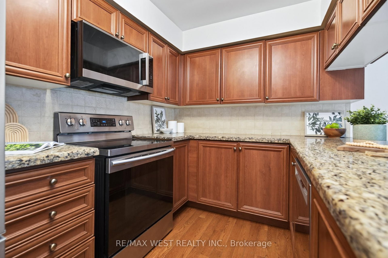 823 Hyde Road • Burlington, ON photo 6