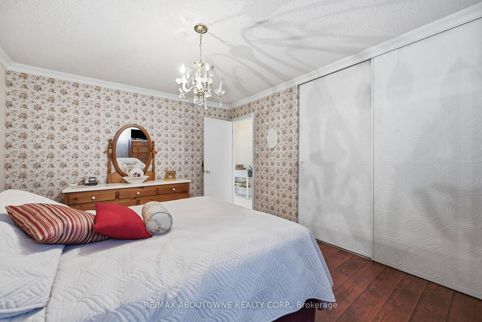 2339 Gillingham Drive • Burlington, ON photo 15
