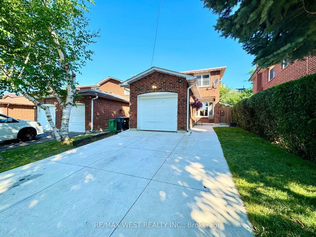 40 Maplehurst Square