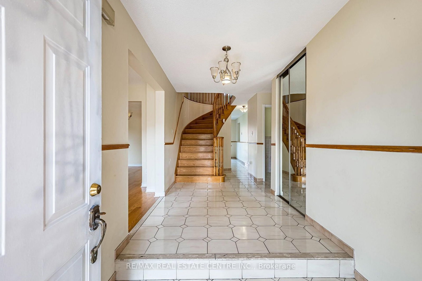 42 Lafleur Court • Brampton, ON photo 3