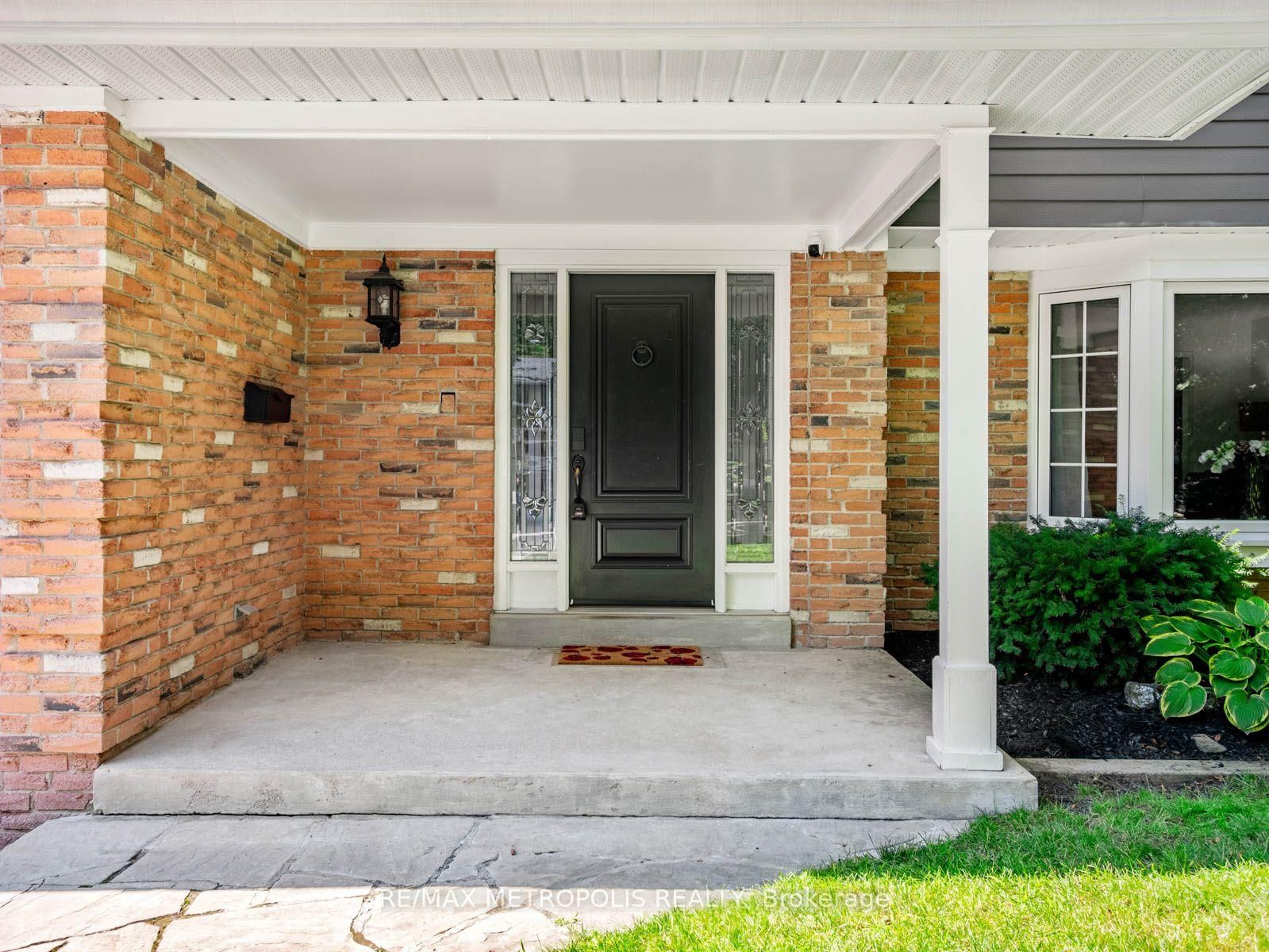 144 All Saints Crescent • Oakville, ON photo 3