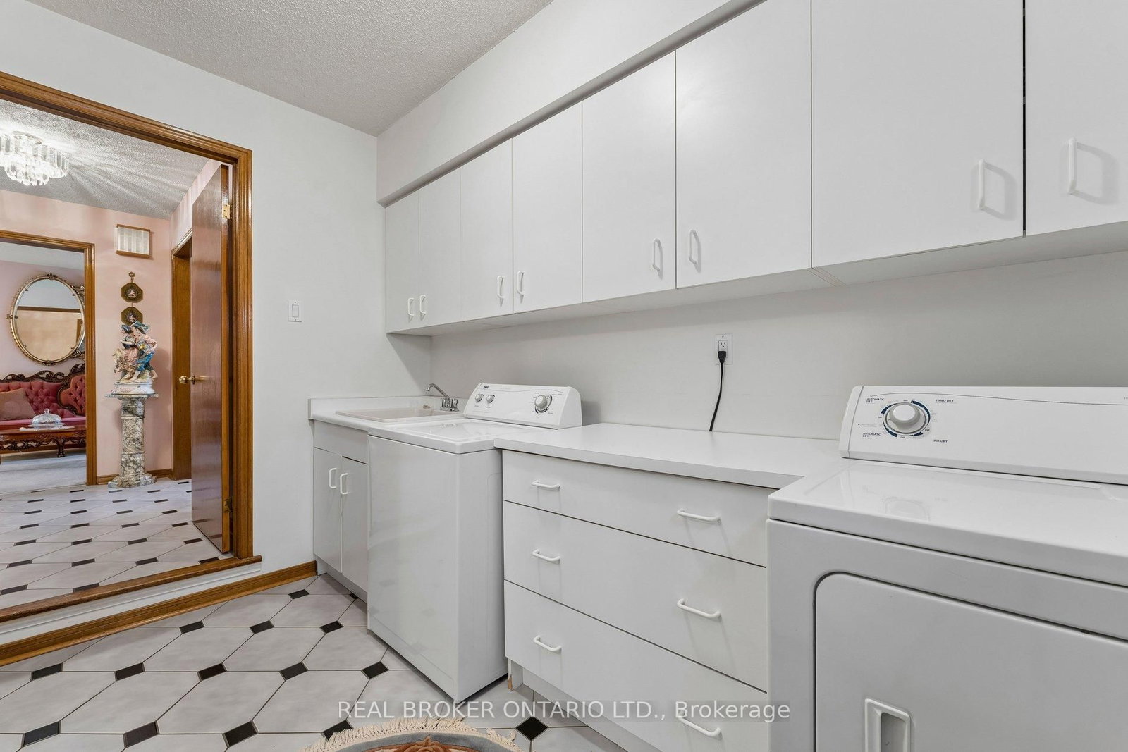 102 Coronation Circle • Brampton, ON photo 18