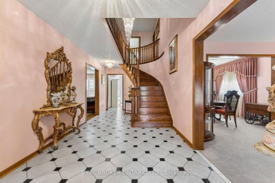 102 Coronation Circle • Brampton, ON photo 4