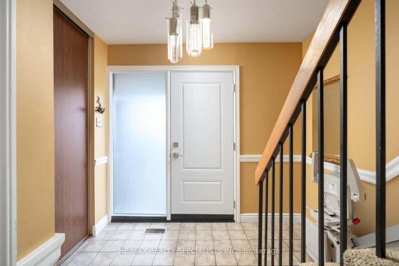 75 - 20 Mineola Road E