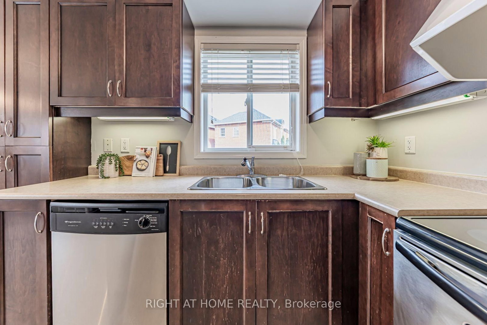 11 Olivett Lane • Brampton, ON photo 13