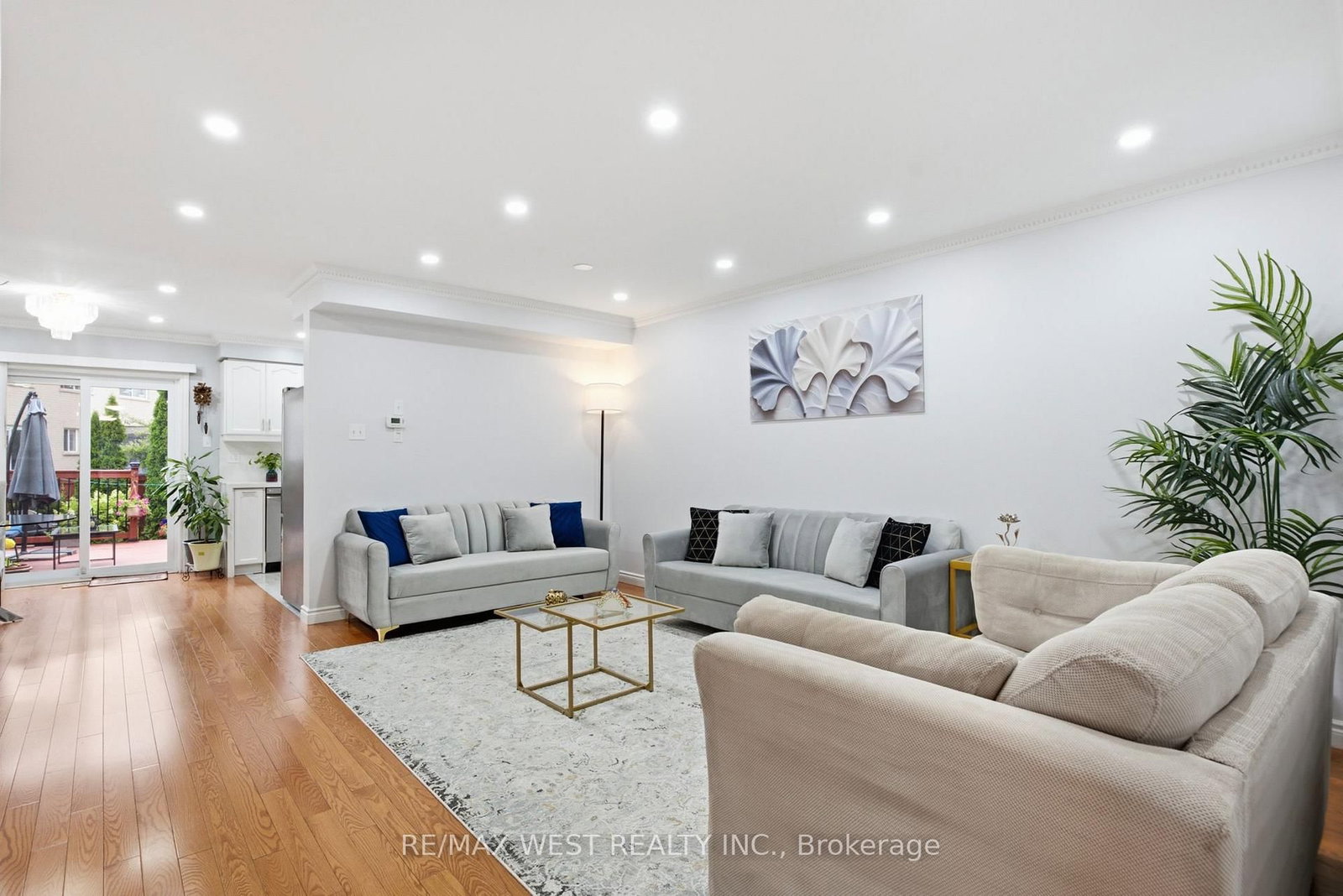 34 Wycombe Rd Road • Toronto, ON photo 5