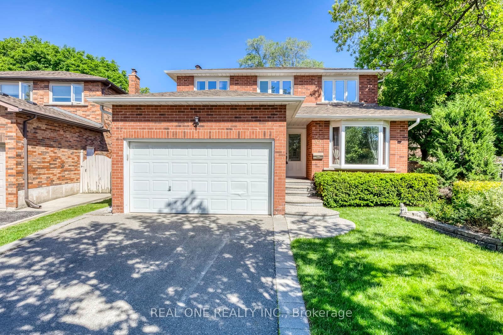 32 Roslo Court • Oakville, ON photo 2