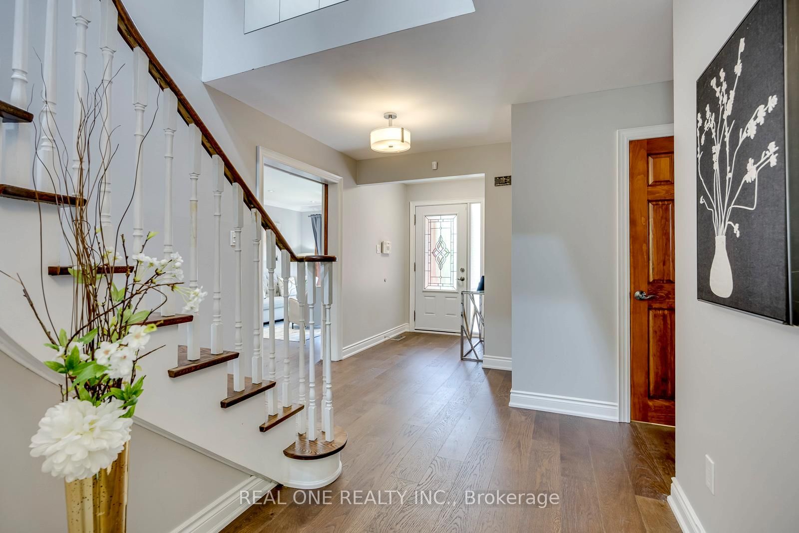 32 Roslo Court • Oakville, ON photo 4