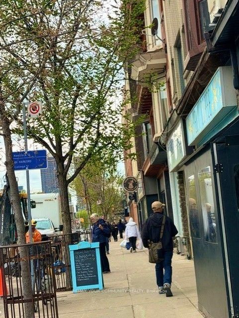 802 Bloor St W photo 2